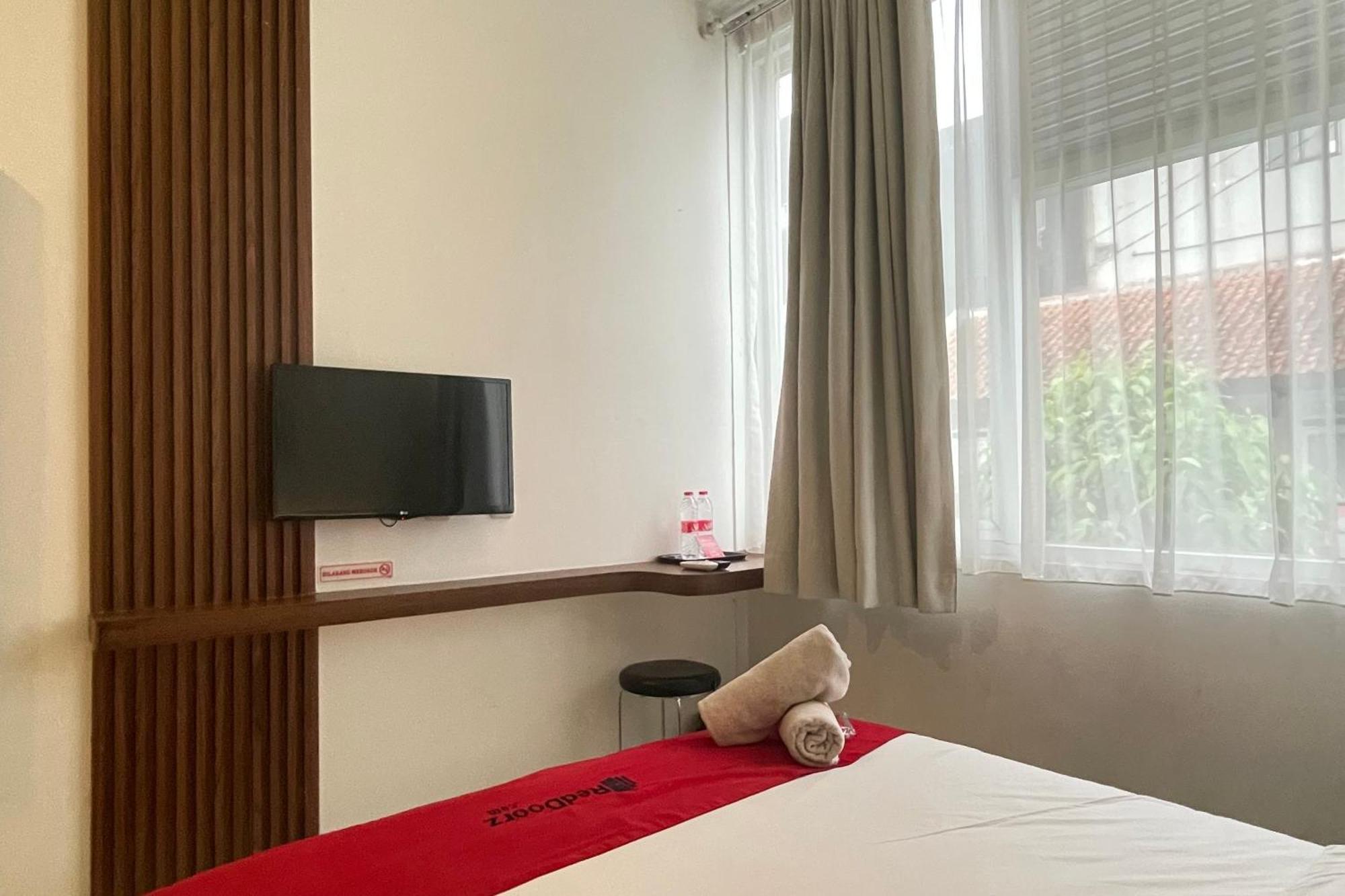 בנדונג Reddoorz Plus Near Parahyangan University מראה חיצוני תמונה
