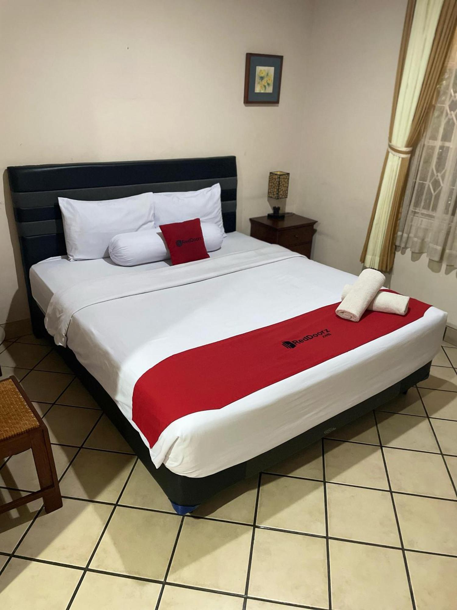 בנדונג Reddoorz Plus Near Parahyangan University מראה חיצוני תמונה