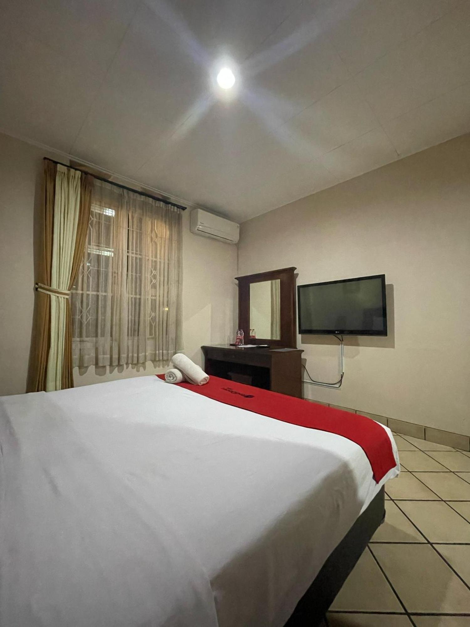 בנדונג Reddoorz Plus Near Parahyangan University מראה חיצוני תמונה