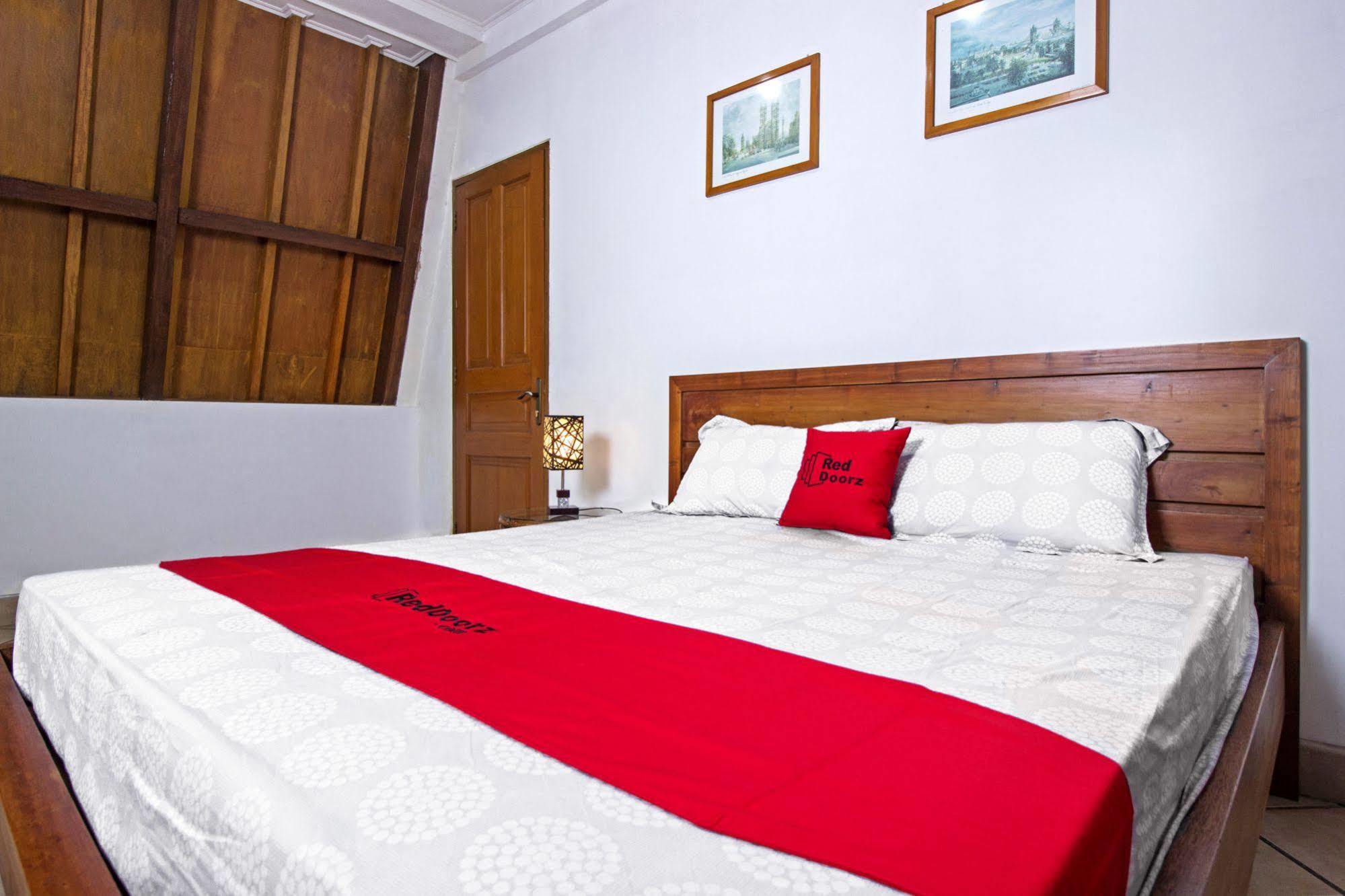 בנדונג Reddoorz Plus Near Parahyangan University מראה חיצוני תמונה