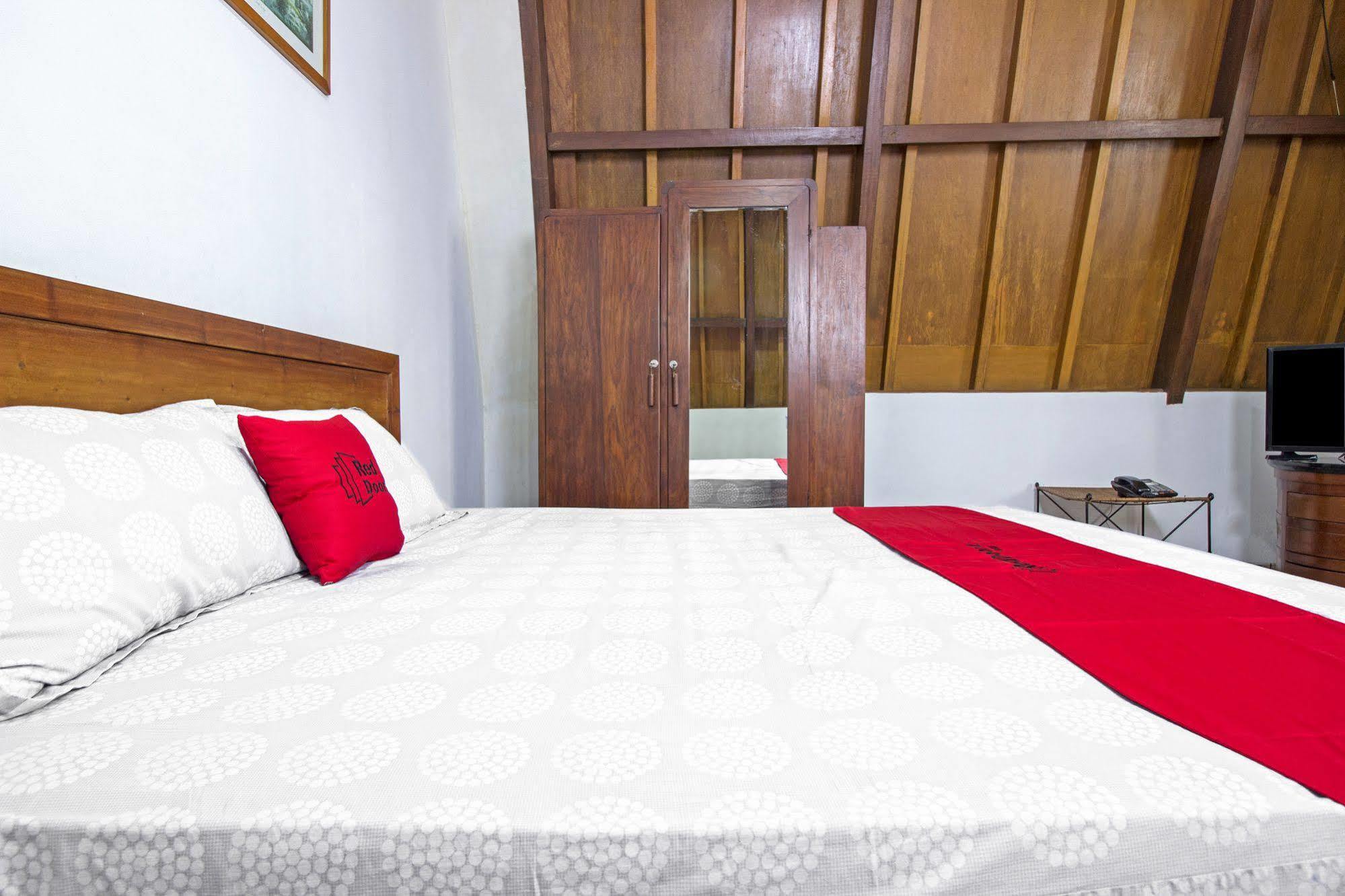 בנדונג Reddoorz Plus Near Parahyangan University מראה חיצוני תמונה